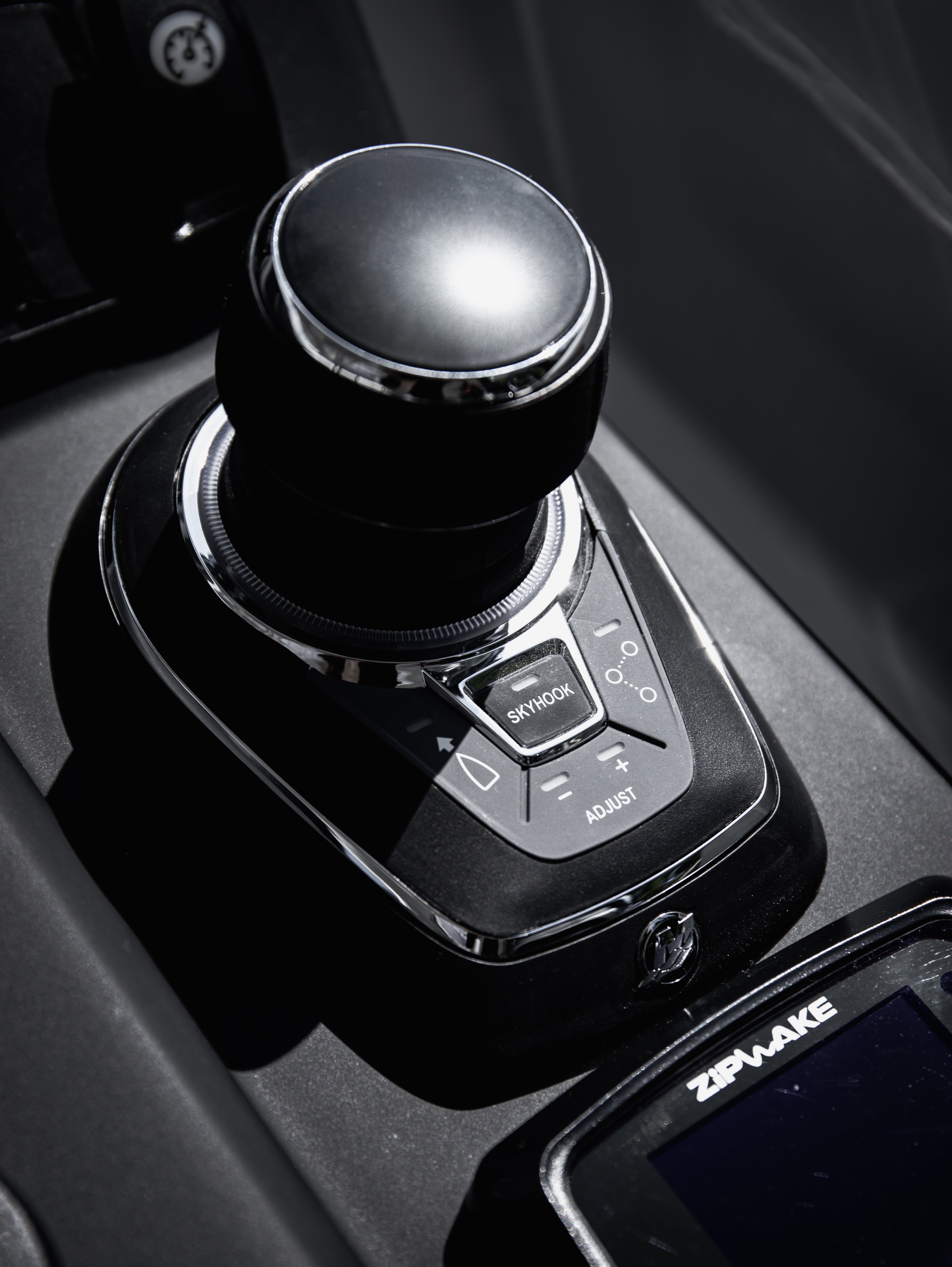 Джойстик на катере: удобство или необходимость?